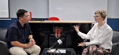 Tiến sĩ Julia Roknifard, giảng viên cao cấp về quan hệ quốc tế tại trường Đại học Taylor trả lời phỏng vấn phóng viên TTXVN tại Malaysia. Ảnh: Thành Trung - PV TTXVN tại Malaysia