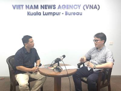 Ông Enzo Sim Hong Jun, nhà nghiên cứu lịch sử và quốc phòng Đông Nam Á trả lời phỏng vấn phóng viên TTXVN tại Malaysia. Ảnh: Thành Trung - PV TTXVN tại Malaysia