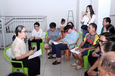 Tuyên truyền bầu cử cho các cử tri là người khiếm thị trên địa bàn phường Bình Thạnh. Ảnh: Xuân Khu-TTXVN