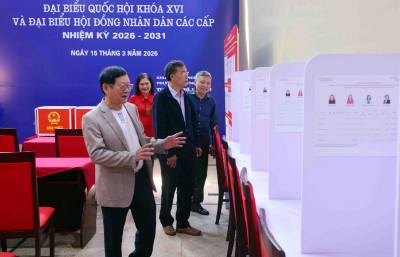 Khu vực cabin bầu cử đã được lắp đặt và trang bị đầy đủ để phục vụ cử tri. Ảnh: Phạm Kiên - TTXVN