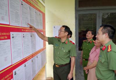 Thiếu tướng Hồ Song Ân, Giám đốc Công an tỉnh Quảng Ngãi kiểm tra điểm bỏ phiếu bầu cử tại xã Ba Tơ. Ảnh: Cao Nguyên-TTXVN