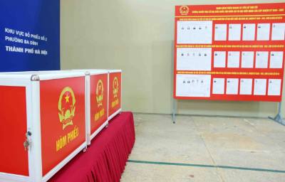 Hòm phiếu tại khu vực bỏ phiếu số 2, phường Ba Đình, thành phố Hà Nội được chuẩn bị chu đáo, bảo đảm trang trọng và bảo mật. Ảnh: Phạm Kiên -TTXVN