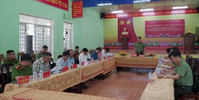 Thiếu tướng Hồ Song Ân, Giám đốc Công an tỉnh Quảng Ngãi kiểm tra điểm bỏ phiếu tại xã Ba Tô. Ảnh: Cao Nguyên-TTXVN