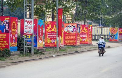 Băng rôn, khẩu hiệu tuyên truyền về bầu cử được treo tại nhiều tuyến đường ở tỉnh Phú Thọ. Ảnh: Tạ Toàn – TTXVN