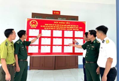 Kiểm tra danh sách cử tri tại điểm bầu cử đồn Biên phòng Hòn Khoai, thuộc xã Đất Mũi, tỉnh Cà Mau. Ảnh: TTXVN phát