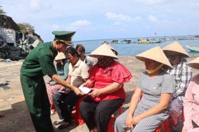 Tổ bầu cử số 3 xã Sông Đốc phát thẻ cử tri cho người dân cụm đảo Hòn Chuối. Ảnh: Chanh Đa-TTXVN
