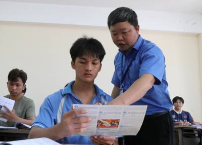 Trường Cao đẳng Đắk Lắk tuyên truyền các thông tin bầu cử cho học sinh. Ảnh: Nguyên Dung - TTXVN