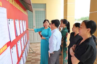 Nhân dân biên giới xã Hưng Phước tìm hiểu tiêu sử trích ngang của các đại biểu ứng cử. Ảnh: K GỬIH -TTXVN