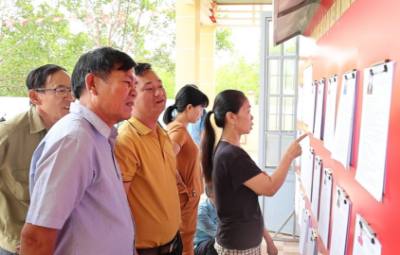Nhân dân biên giới xã Hưng Phước tìm hiểu tiêu sử trích ngang của các đại biểu ứng cử. Ảnh: K GỬIH -TTXVN