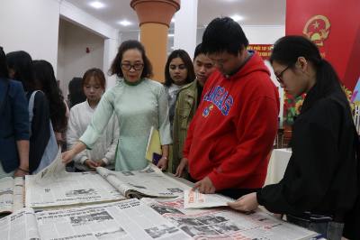 Tham quan trưng bày. Ảnh: Mai Trang- TTXVN 