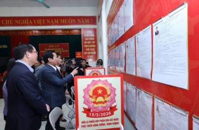 Đoàn công tác Bộ Nội vụ, do Bộ trưởng Bộ Nội vụ Đỗ Thanh Bình làm Trưởng đoàn, kiểm tra công tác chuẩn bị bầu cử tại khu vực bỏ phiếu phường Lương Văn Tri, tỉnh Lạng Sơn. Ảnh: Anh Tuấn – TTXVN