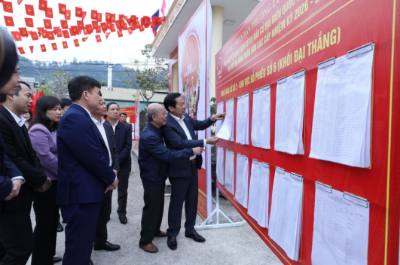 Đoàn công tác Bộ Nội vụ, do Bộ trưởng Bộ Nội vụ Đỗ Thanh Bình làm Trưởng đoàn, kiểm tra công tác chuẩn bị bầu cử tại khu vực bỏ phiếu phường Lương Văn Tri, tỉnh Lạng Sơn. Ảnh: Anh Tuấn – TTXVN