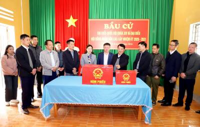 Bí thư Tỉnh ủy Tuyên Quang Hầu A Lềnh (thứ 5, phải sang) kiểm tra công tác chuẩn bị bầu cử tại xã biên giới Sơn Vĩ. Ảnh: TTXVN phát