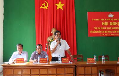 Ứng cử viên HĐND đặc khu Lý Sơn (Quảng Ngãi) nhiệm kỳ 2026 - 2030 tiếp xúc với cử tri. Ảnh: Phạm Cường-TTXVN