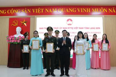 Ban tổ chức trao giải Nhất cho các tác giả đạt giải. Ảnh: Tiến Vĩnh - TTXVN