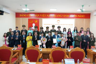 Các tập thể và cá nhân đạt giải của cuộc thi. Ảnh: Tiến Vĩnh –TTXVN