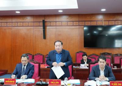 Đồng chí Chá A Của, Phó Bí thư Tỉnh ủy, Chủ tịch Ủy ban MTTQ Việt Nam tỉnh Sơn La, báo cáo tại buổi làm việc. Ảnh: Nguyễn Cường - TTXVN. 