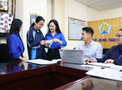 Thẻ cử tri được phát tận tay sinh viên của nhà trường. Ảnh: Thanh Tùng - TTXVN