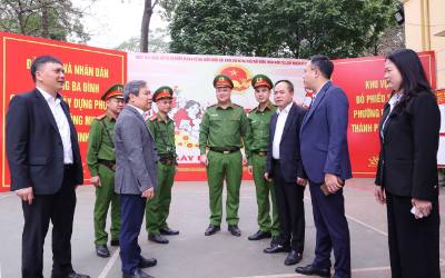 Phó Bí thư Thành ủy, Chủ tịch UBND thành phố Hà Nội Vũ Đại Thắng kiểm tra công tác tổ chức bầu cử tại Khu vực bỏ phiếu số 02 phường Ba Đình. Ảnh: Văn Điệp - TTXVN