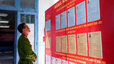 Đại tá Phạm Thanh Tâm, Phó Giám đốc Công an tỉnh Tây Ninh, theo dõi thông tin về danh sách và tiểu sử các ứng cử viên đại biểu Quốc hội khóa XVI và đại biểu HĐND các cấp nhiệm kỳ 2026 - 2031. Ảnh: Minh Phú – TTXVN