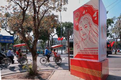 Khẩu hiệu cổ động được bố trí nổi bật, góp phần tạo không khí phấn khởi trước ngày bầu cử. Ảnh: Phạm Tuấn Anh - TTXVN
