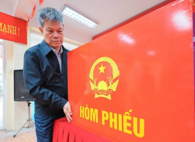 Thành viên Hội Cựu chiến binh tích cực tham gia chỉnh trang khu vực bỏ phiếu. Ảnh: Lê Đông - TTXVN