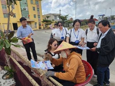 Tuyên truyền thông tin về ngày bầu cử cho ngư dân. Ảnh: Đình Quân-TTXVN     