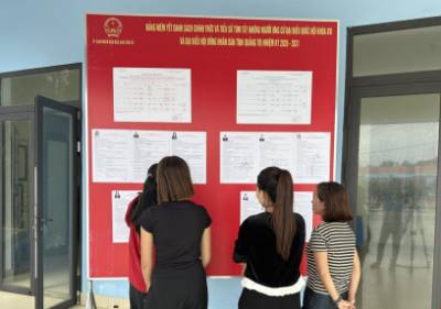 Cử tri xem bảng niêm yết danh sách chính thức, tiểu sử tóm tắt những người ứng cử đại biểu Quốc hội khóa XVI và đại biểu Hội đồng nhân dân tỉnh Quảng Trị nhiệm kỳ 2026 – 2031. Ảnh: TTXVN phát