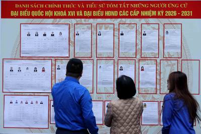 Công dân phường Cửa Nam tìm hiểu danh sách các Đại biểu ứng cử đại biểu Quốc hội khóa XVI và HĐND các cấp nhiệm kỳ 2026 – 2031 tại khu vực bỏ phiếu số 01. Ảnh: An Đăng - TTXVN