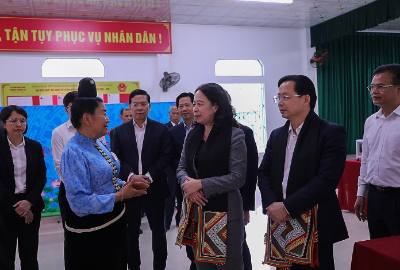 Bí thư Trung ương Đảng, Phó Chủ tịch nước Võ Thị Ánh Xuân cùng đoàn công tác trò chuyện với cán bộ địa phương về công tác chuẩn bị bầu cử tại phường Chiềng Cơi, tỉnh Sơn La. Ảnh: Trọng Đạt - TTXVN