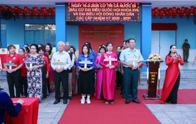 Ra mắt đội hình “Đồng hành cử tri - Cùng nhau đi bầu cử ngày 15/3/2026” của phường Tân Sơn Hòa. Ảnh: Xuân Khu-TTXVN