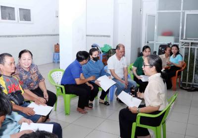 Triển khai tuyên truyền bầu cử bằng tài liệu chữ nổi và sách nói cho cử tri khiếm thị tại phường Bình Thạnh. Ảnh: Xuân Khu-TTXVN