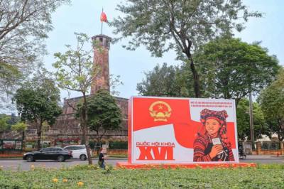 La zone autour du parc Lénine, devant le mât du drapeau de Hanoï, est décorée de grandes affiches accueillant le jour des élections.  Photo VNA : Phạm Tuấn Anh