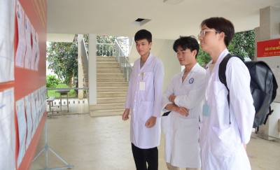 Sinh viên trường Đại học Y Dược, Đại học Huế xem danh sách đại biểu ứng cử tại điểm bầu cử tại trường. Ảnh: Văn Dũng-TTXVN