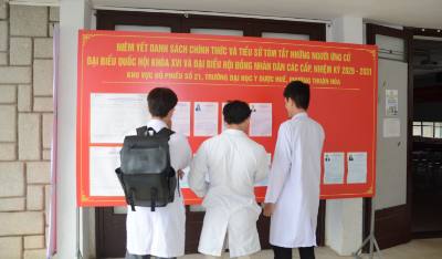 Sinh viên trường Đại học Y Dược, Đại học Huế, xem danh sách đại biểu ứng cử tại điểm bầu cử tại trường. Ảnh: Văn Dũng-TTXVN