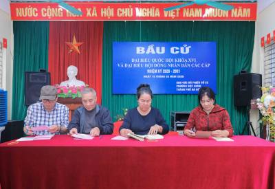 Việc sắp xếp các điểm bầu cử tại phường Việt Hưng, TP Hà Nội được triển khai nghiêm túc, đúng quy định, bảo đảm phục vụ tốt ngày bầu cử. Ảnh: Phan Phương – TTXVN