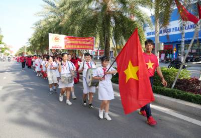 Thầy cô giáo và học sinh trên địa bàn phường Phan Rang (Khánh Hòa) tham gia diễu hành tuyên truyền về cuộc bầu cử đại biểu Quốc hội khóa XVI và đại biểu Hội đồng nhân dân các cấp nhiệm kỳ 2026–2031. Ảnh: Nguyễn Thành - TTXVN
