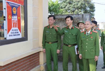 Trại tạm giam số 2, Công an tỉnh Ninh Bình đã niêm yết các tài liệu, thông tin liên quan đến cuộc bầu cử theo quy định. Ảnh: Thùy Dung - TTXVN