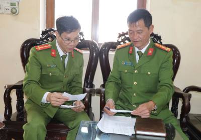 Kiểm tra phiếu cử tri tại Trại tạm giam số 1, Công an tỉnh Ninh Bình. Ảnh: Thùy Dung - TTXVN