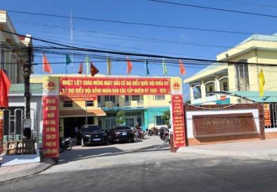 Trụ sở Đảng ủy, UBND xã Vĩnh Thanh (Cà Mau) trang trí khẩu hiệu và hình ảnh tuyên truyền về bầu cử đại biểu Quốc hội khóa XVI và đại biểu HĐND các cấp nhiệm kỳ 2026-2031. Ảnh: TTXVN phát