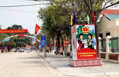 Đoạn đường Hoàng Quốc Việt, phường Chiềng Cơi, được trang hoàng rực rỡ cờ Tổ quốc, pano, băng rôn, áp phích, tranh cổ động. Ảnh: Quang Quyết - TTXVN