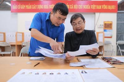 Thành viên tổ bầu cử số 13 cụm Gia Thuỵ rà soát thẻ cử tri và chuẩn bị phiếu bầu cử. Ảnh: Minh Quyết - TTXVN