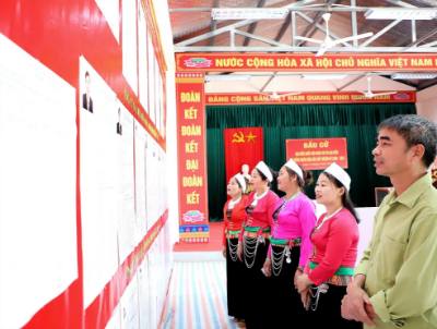 Người dân phấn khởi nghiên cứu danh sách đại biểu tại điểm bầu cử xã Thượng Cốc, tỉnh Phú Thọ. Ảnh: Thanh Hải - TTXVN