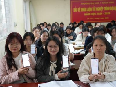 Les étudiants de l'Université médicale de Vinh sont invités à utiliser l'application VNeID pour vérifier et mettre à jour les informations personnelles, contribuant ainsi à rationaliser la vérification des électeurs.  Photo VNA : Bích Huệ