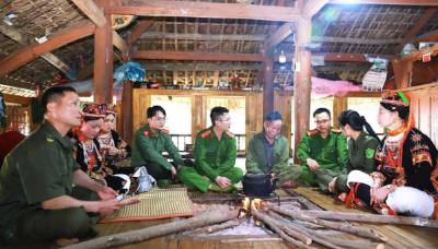 Cán bộ Công an xã Thái Sơn cùng cấp ủy, chính quyền địa phương và người dân trao đổi, tuyên truyền về ý nghĩa, tầm quan trọng của cuộc bầu cử đại biểu Quốc hội khóa XVI và đại biểu HĐND các cấp nhiệm kỳ 2026-2031. Ảnh: TTXVN phát