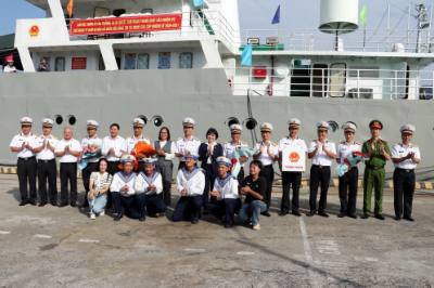 Thành viên Ủy ban Bầu cử xã Long Sơn (Thành phố Hồ Chí Minh) và Thủ trưởng Vùng 2 Hải quân tặng hoa chúc mừng Tổ bầu cử sớm trên biển. Ảnh: Đoàn Mạnh Dương-TTXVN