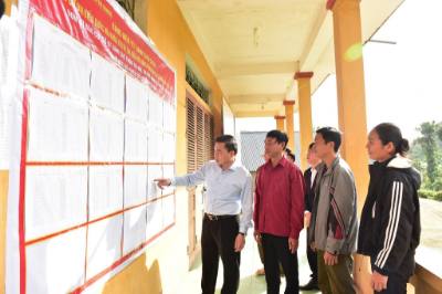 Danh sách cử tri, ứng cử viên đại biểu Quốc hội khóa XVI và đại biểu HĐND các cấp nhiệm kỳ 2026 - 2031 được niêm yết đầy đủ tại các thôn, bản, nhà văn hóa xã tỉnh Tuyên Quang. Ảnh: Hoàng Hải - TTXVN 