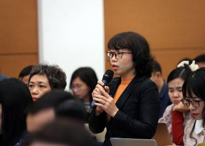 Phóng viên Thanh Vân của Thông tấn xã Việt Nam đặt câu hỏi tại buổi họp báo. Ảnh: Tuấn Anh - TTXVN