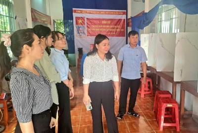 Đoàn kiểm tra của Ủy ban bầu cử xã Nhơn Hội (tỉnh An Giang) kiểm tra các điểm bầu cử trên địa bàn. Ảnh: Công Mạo-TTXVN