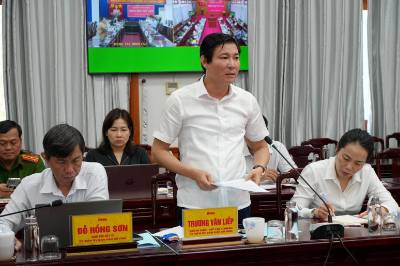 Ông Trương Văn Liếp- Giám đốc sở Tài chính tỉnh Tây Ninh, phát biểu tại phiên họp thứ 5. Ảnh: Thanh Bình -TTXVN